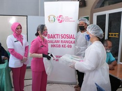 Bhayangkari Blusukan Beri APD-Bansos ke Nakes di Permukiman Padat Jakbar