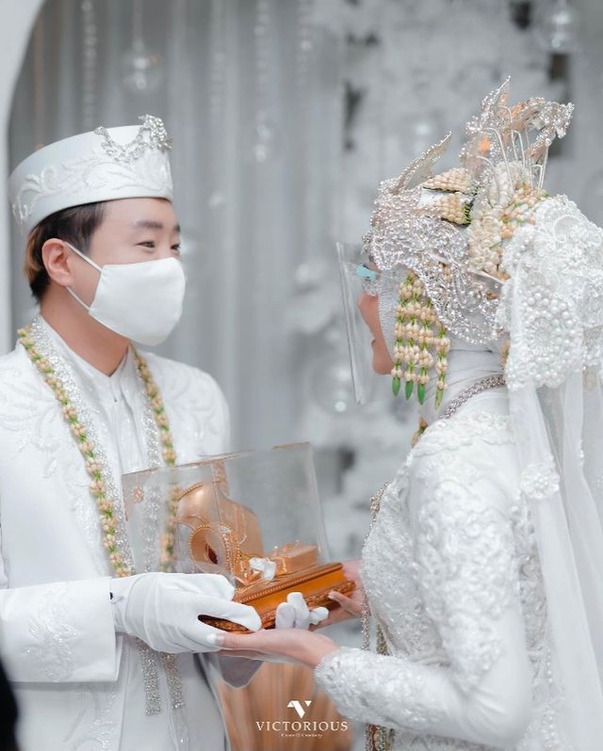 Ujung Oppa YouTuber asal Korea resmi menikah dengan kekasihnya pedangdut Kania Permatasari&period; Yuk kita intip momennya&excl;