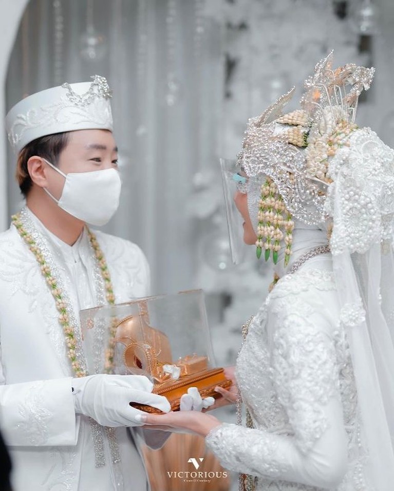 Ujung Oppa YouTuber asal Korea resmi menikah dengan kekasihnya pedangdut Kania Permatasari. Yuk kita intip momennya!