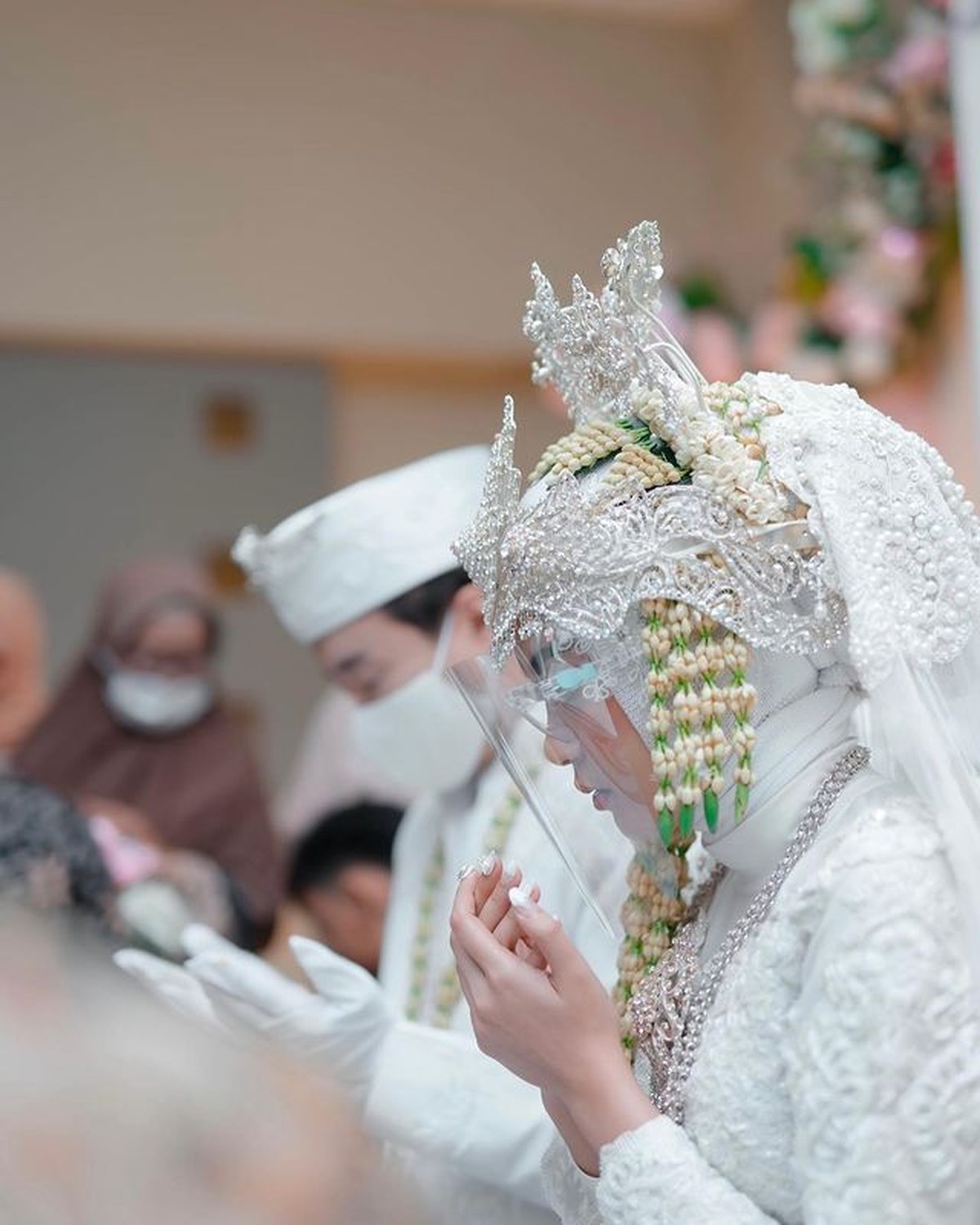 Ujung Oppa YouTuber asal Korea resmi menikah dengan kekasihnya pedangdut Kania Permatasari&period; Yuk kita intip momennya&excl;