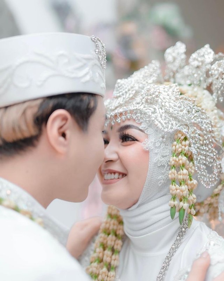 Foto Pernikahan Ujung Oppa YouTuber Korea Mualaf & Pedangdut Kania Ujung Oppa YouTuber asal Korea resmi menikah dengan kekasihnya pedangdut Kania Permatasari. Yuk kita intip momennya!
