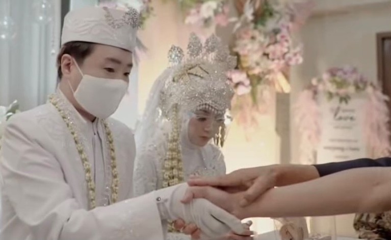Ujung Oppa YouTuber asal Korea resmi menikah dengan kekasihnya pedangdut Kania Permatasari. Yuk kita intip momennya!