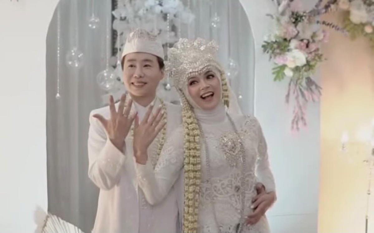 Ujung Oppa YouTuber asal Korea resmi menikah dengan kekasihnya pedangdut Kania Permatasari&period; Yuk kita intip momennya&excl;