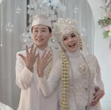 Foto Pernikahan Ujung Oppa YouTuber Korea Mualaf & Pedangdut Kania