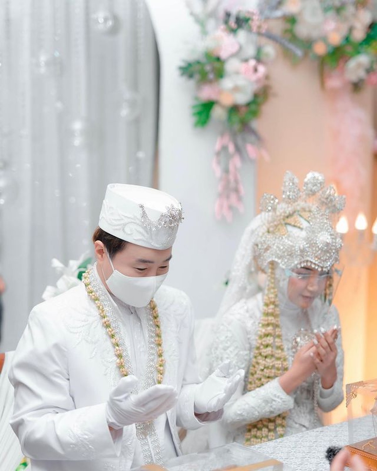 Ujung Oppa YouTuber asal Korea resmi menikah dengan kekasihnya pedangdut Kania Permatasari&period; Yuk kita intip momennya&excl;