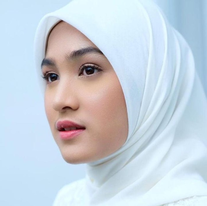 Perempuan cantik pemilik nama Cut Syifa Hanasalsabila ini merupakan salah satu artis Indonesia berdarah Aceh. Bungsu dari tiga bersaudara ini mengawali karirnya sejak ia berumur 8 tahun. (Foto: Instagram.com/cutsyifaa)