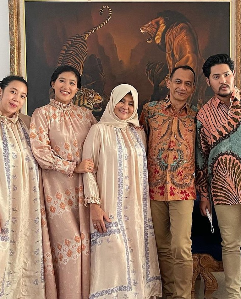 Olivia Zalianty membawa kabar mengejutkan sekaligus membahagiakan karena telah resmi menikah. Yuk intip potret terbarunya!