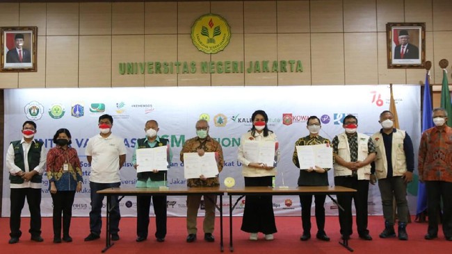 Menteri Sosial Tri Rismaharini mengajak semua pihak menggelorakan spirit kemerdekaan dan gotong royong dalam menangani pandemi Covid-19.