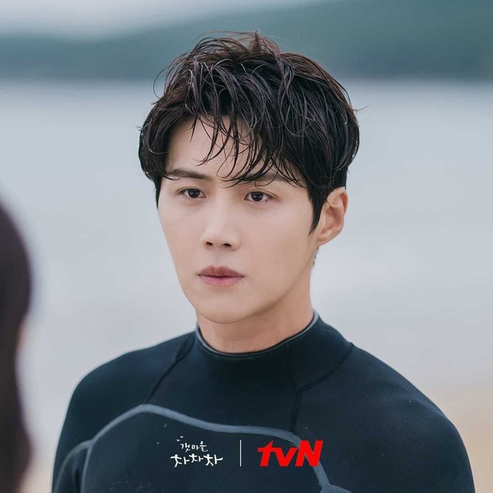 Jelang penayangan Hometown Cha Cha Cha, tvN dan agensi Salt Entertainment mulai merilis cuplikan penampilan Kim Seon Ho dalam drama tersebut. Di drama kali ini, Kim Seon Ho akan beradu akting bersama Shin Min Ah. (Foto: Instagram.com/tvndrama.official)