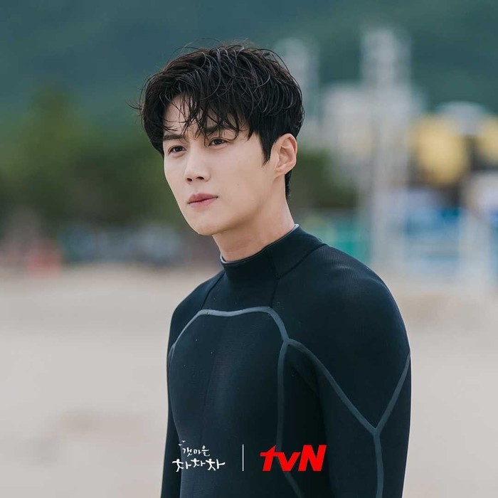 Meski tanpa setelan jas keren dan mobil mahal ala Han Ji Pyeong, Kim Seon Ho tetap terlihat mempesona dengan pakaian renang hitam dan rambut basahnya. Bikin penggemar makin nggak sabar untuk nonton, nih! (Foto: Instagram.com/tvndrama.official)