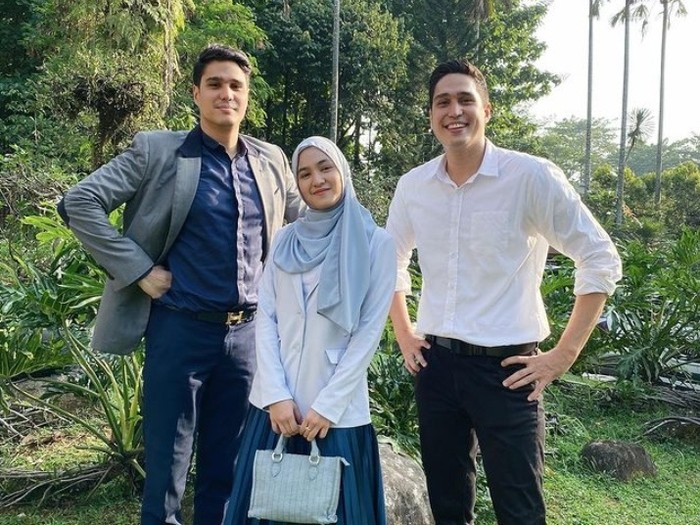 Kini mantap berhijab, aktris yang sukses beradu akting dengan si kembar Chandrawinata di sinetron Samudra Cinta ini kian pancarkan aura cantiknya. (Foto: Instagram.com/cutsyifaa)