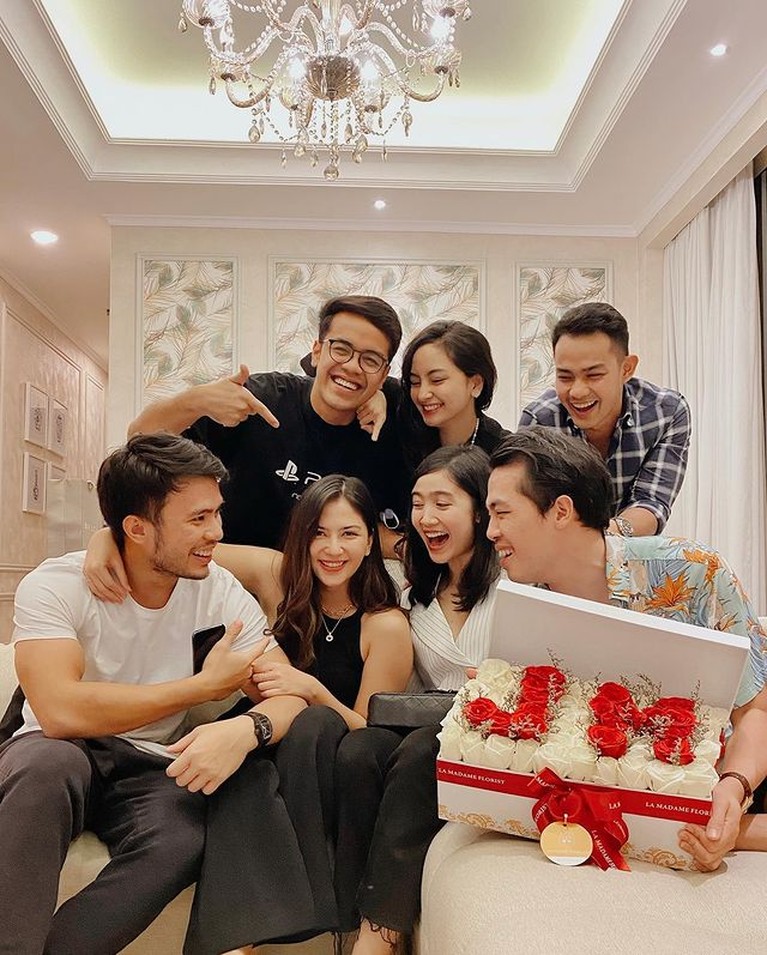 Momen Manis Perayaan Ultah Jessica Mila yang ke 29th Bareng Pacar & Sahabat Jessica Mila sedang diliputi rasa bahagia karena baru saja merayakan ulang tahun yang ke 29 dengan pacar dan sahabatnya. Yuk intip!