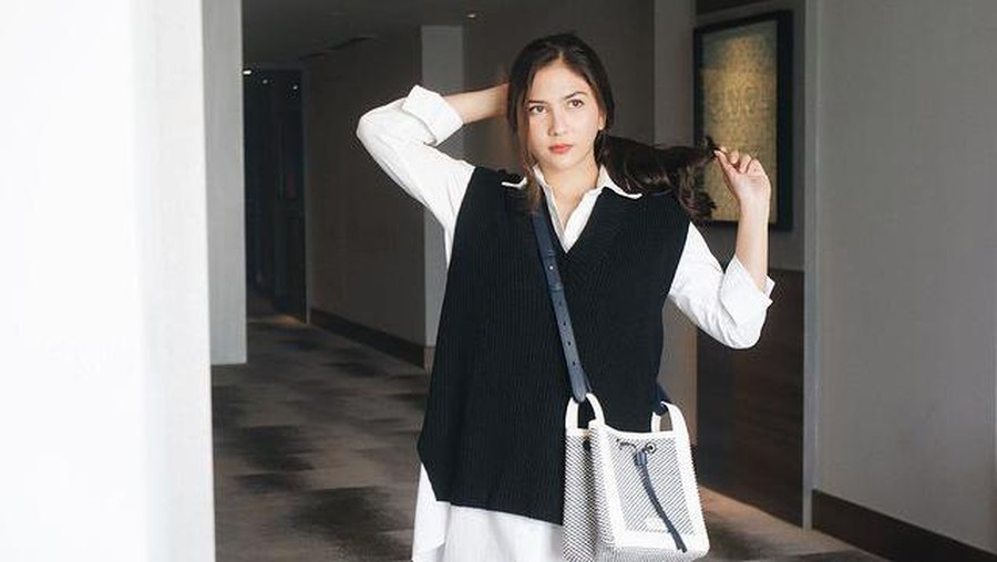 Jessica Mila sedang diliputi rasa bahagia karena baru saja merayakan ulang tahun yang ke 29 dengan pacar dan sahabatnya. Yuk intip!