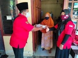 PDIP Surabaya Bantu Permakanan Warga Sakit dan Lansia