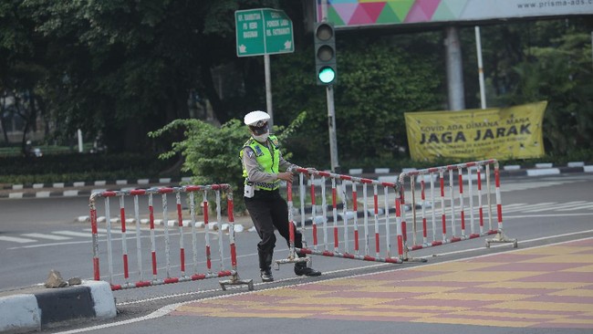 Pengusaha meminta pemerintah menurunkan level PPKM supaya ekonomi kembali tumbuh karena penyebaran virus corona sudah turun.