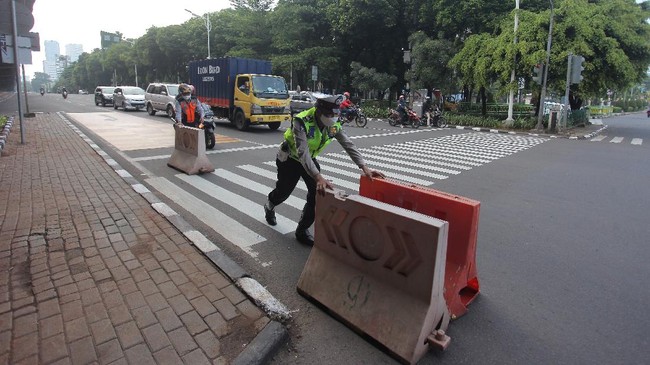 Menko Perekonomian Airlangga Hartarto memastikan pemerintah turut memperpanjang PPKM Level di luar Jawa-Bali hingga 20 September.