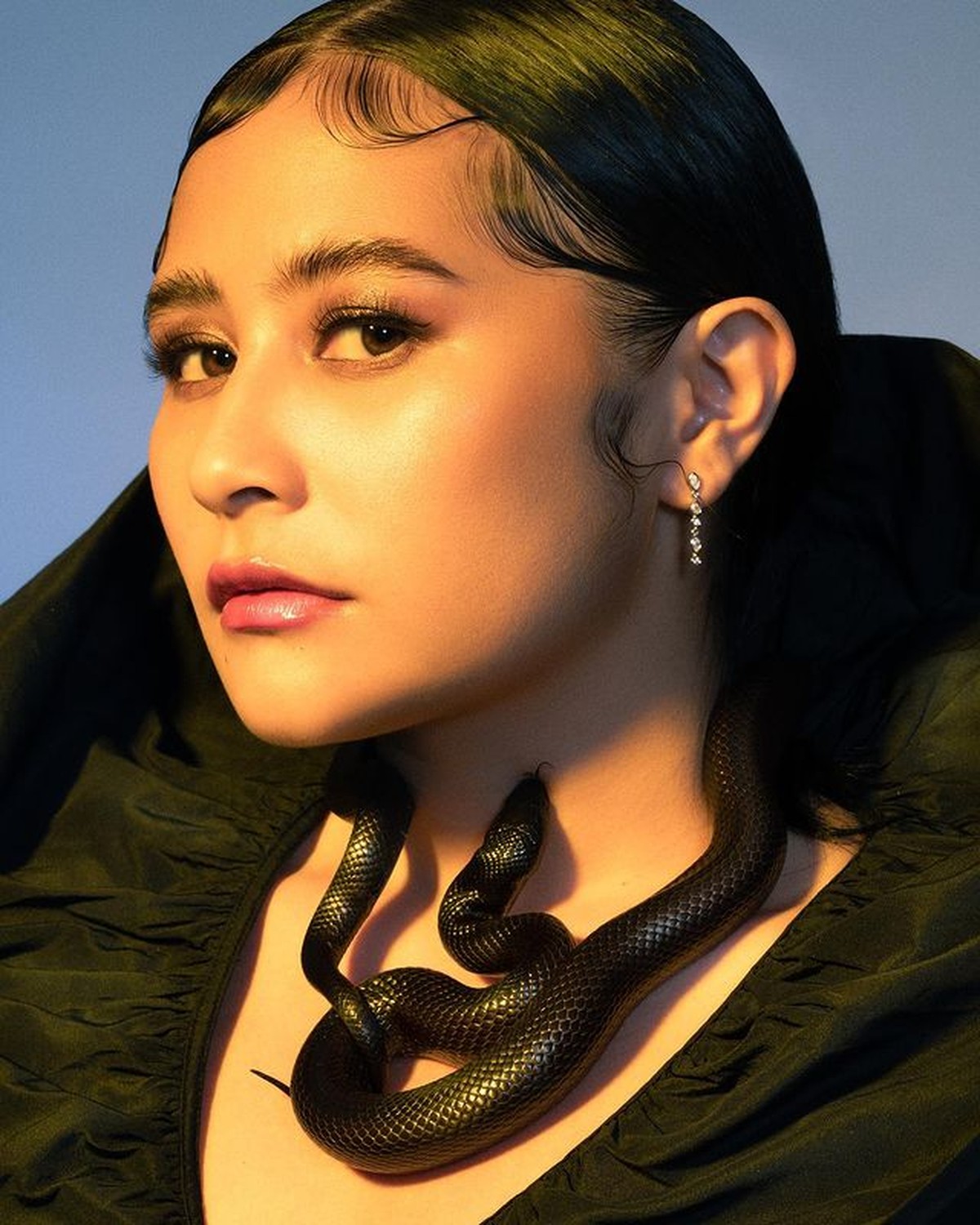 Baru-baru ini Prilly Latuconsina melakukan pemotretan dengan memakai properti seekor ular&period; Yuk kita intip&excl;