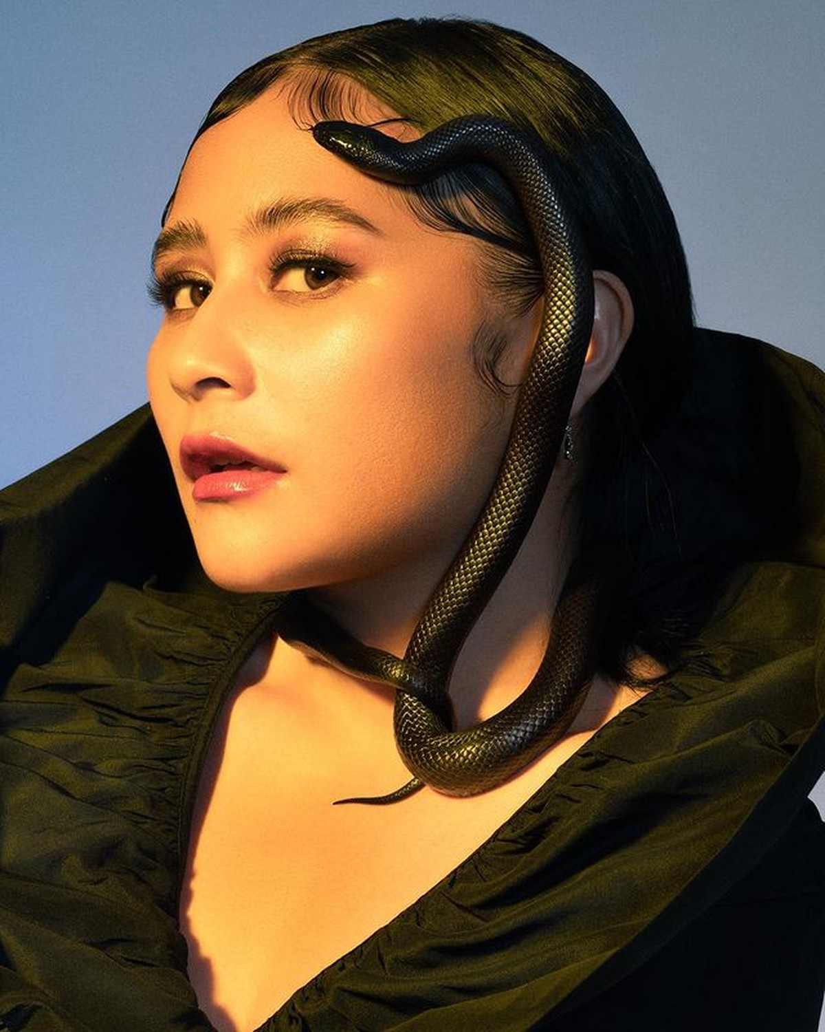 Baru-baru ini Prilly Latuconsina melakukan pemotretan dengan memakai properti seekor ular&period; Yuk kita intip&excl;