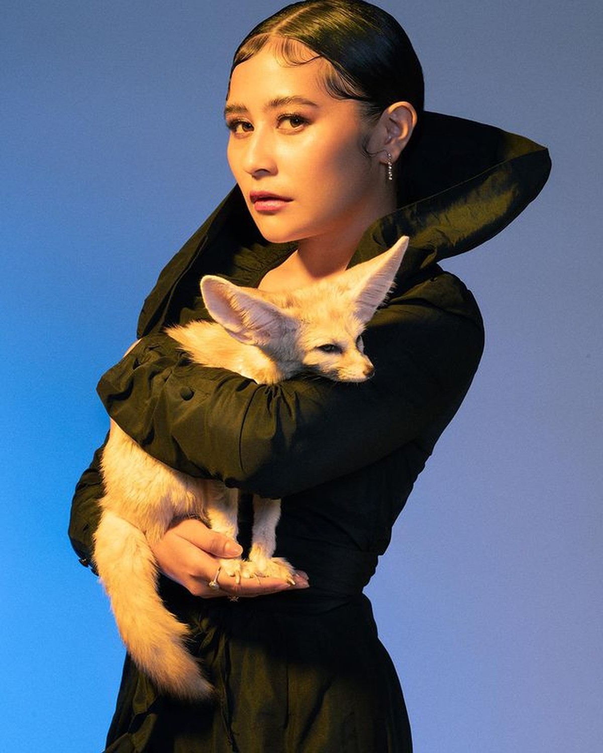 Baru-baru ini Prilly Latuconsina melakukan pemotretan dengan memakai properti seekor ular&period; Yuk kita intip&excl;