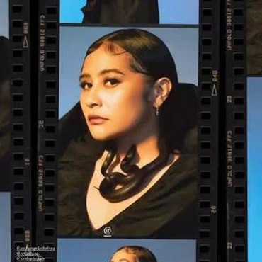 Foto Terbaru Prilly Latuconsina Dililit Ular Hitam Jadi Sorotan