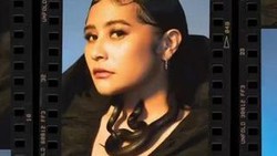 Foto Terbaru Prilly Latuconsina Dililit Ular Hitam Jadi Sorotan