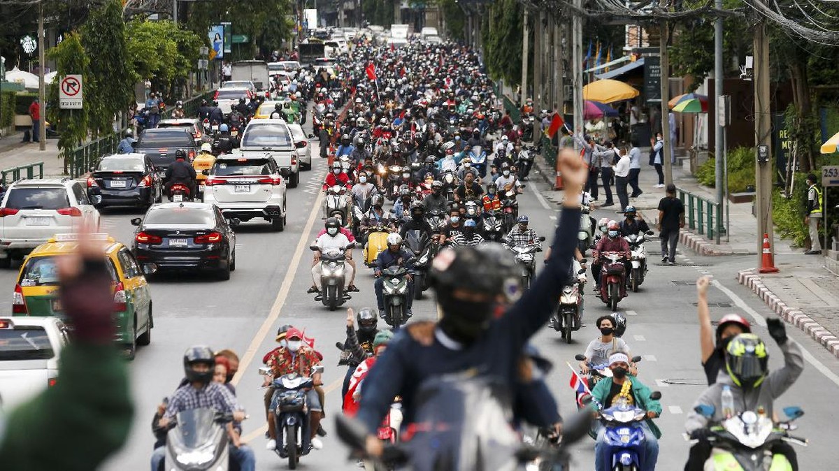 FOTO: Bentrokan Polisi dan Anti Pemerintah di Bangkok