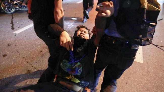 FOTO: Bentrokan Polisi dan Anti Pemerintah di Bangkok