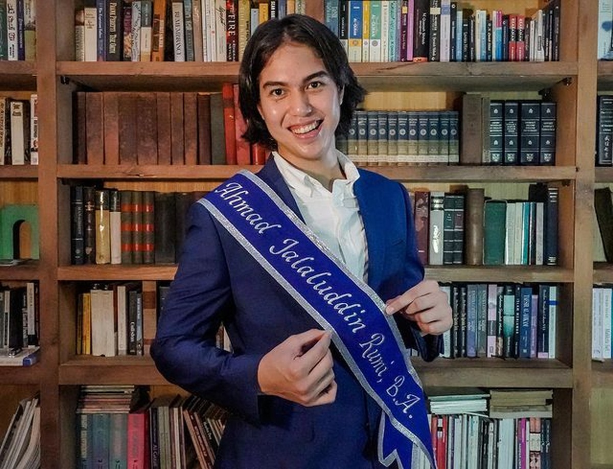 Putra kedua Maia Estianty&comma; El Rumi baru saja resmi lulus sebagai sarjana S1 London bikin Maia bangga&period; Yuk intip potretnya&excl;