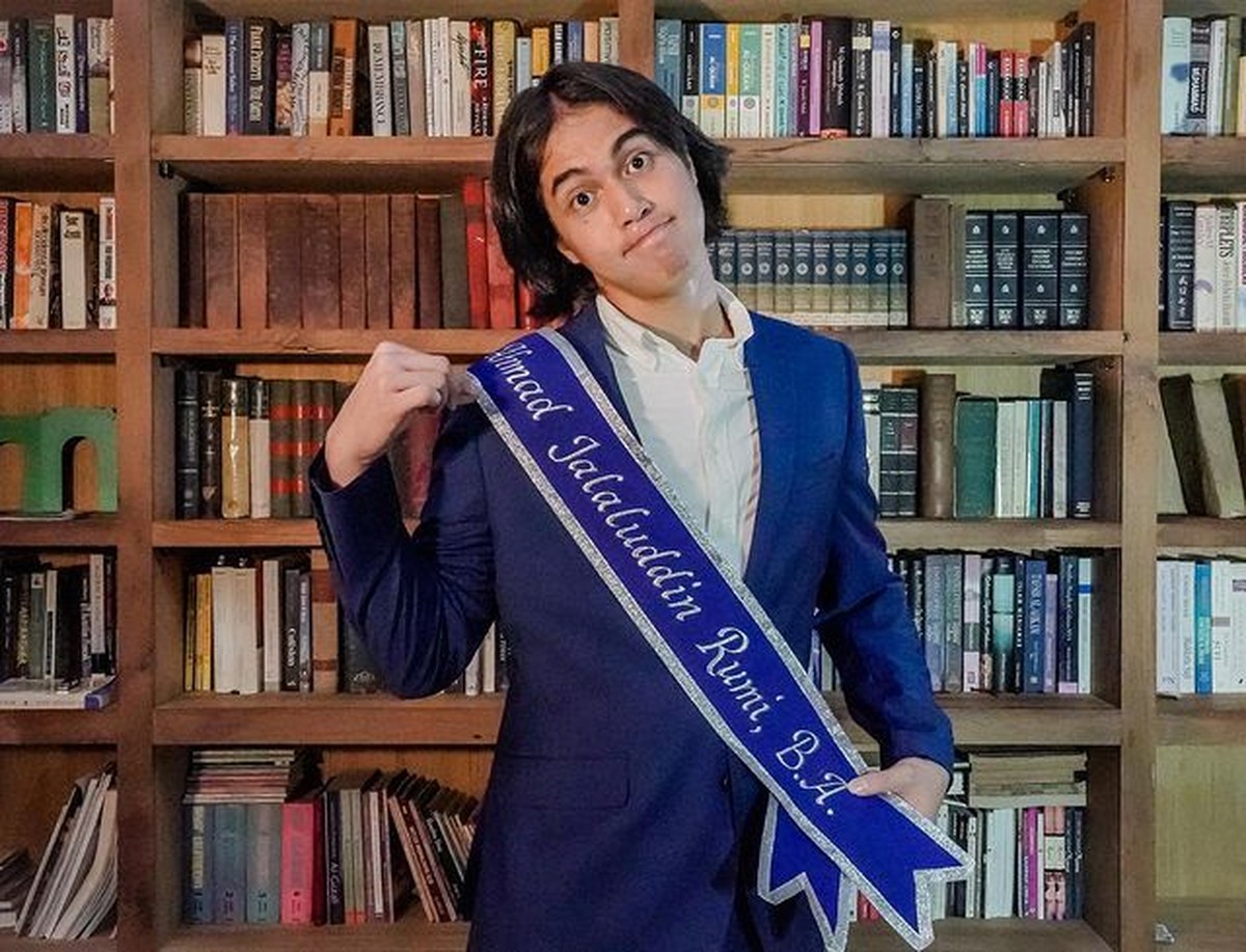 Putra kedua Maia Estianty&comma; El Rumi baru saja resmi lulus sebagai sarjana S1 London bikin Maia bangga&period; Yuk intip potretnya&excl;