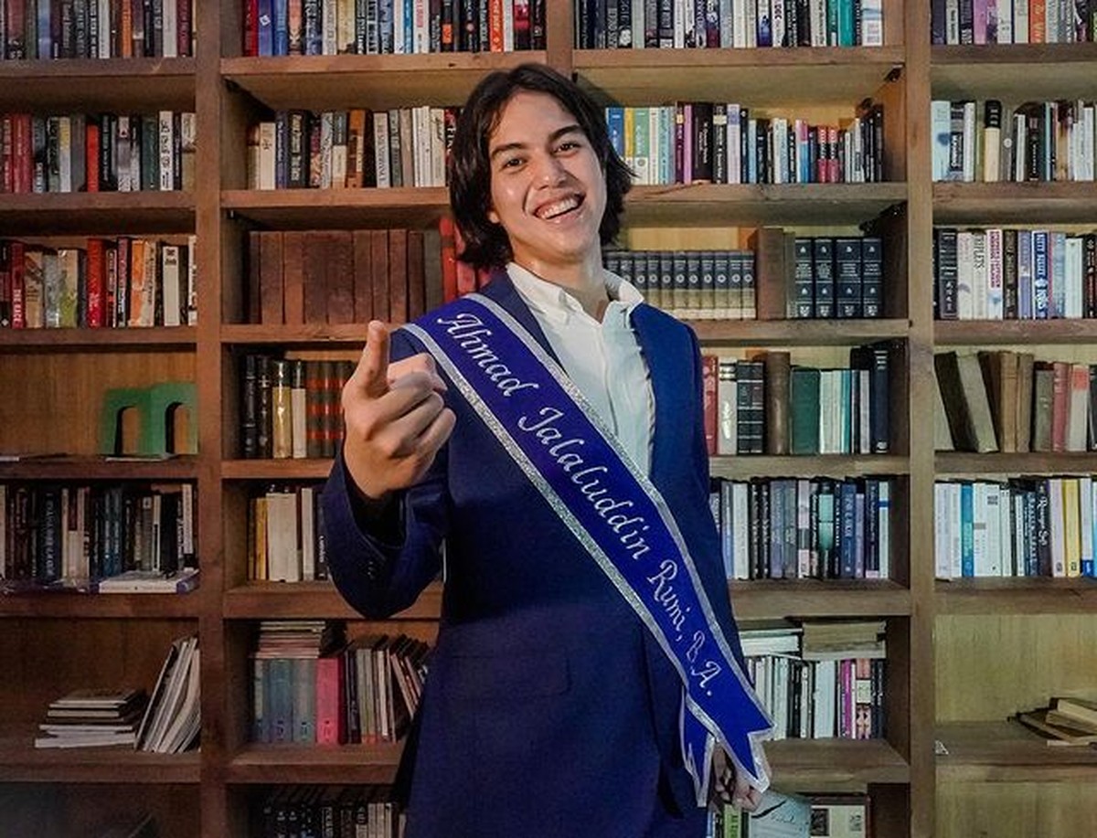 Putra kedua Maia Estianty&comma; El Rumi baru saja resmi lulus sebagai sarjana S1 London bikin Maia bangga&period; Yuk intip potretnya&excl;