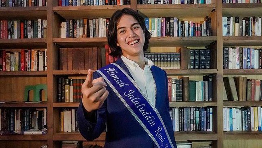 Raut Bahagia El Rumi Resmi Jadi Sarjana Lulusan Luar Negeri Bikin Maia Bangga Putra kedua Maia Estianty, El Rumi baru saja resmi lulus sebagai sarjana S1 London bikin Maia bangga. Yuk intip potretnya!