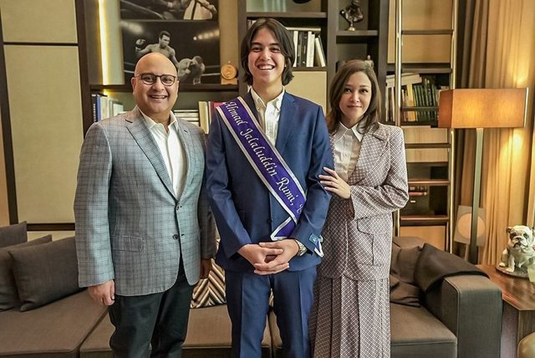 Raut Bahagia El Rumi Resmi Jadi Sarjana Lulusan Luar Negeri Bikin Maia Bangga Putra kedua Maia Estianty, El Rumi baru saja resmi lulus sebagai sarjana S1 London bikin Maia bangga. Yuk intip potretnya!