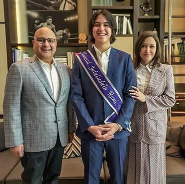 Potret El Rumi Resmi Jadi Sarjana Lulusan Luar Negeri Bikin Maia Bangga