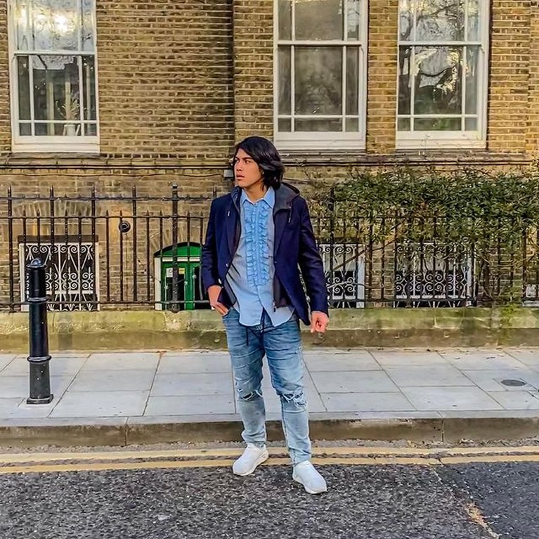 Putra kedua Maia Estianty, El Rumi baru saja resmi lulus sebagai sarjana S1 London bikin Maia bangga. Yuk intip potretnya!