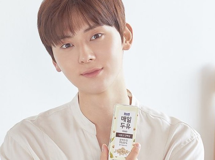 Selain produk kecantikan, ternyata Minhyun juga memikat salah satu brand susu terpopuler di Korea, Meildoyou. Bahkan produk susu ini sempat sold out dimana-mana ketika Minhyun baru terpilih jadi model. (Foto: instagram.com/meildoyou)