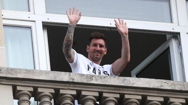 Lionel Messi diklaim rekan setimnya di PSG, Angel Di Maria, mulai tidak betah tinggal di hotel. Di Maria membantu Messi mencari rumah baru di Paris.