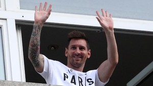 FOTO: Senyum Messi Sapa Fan PSG