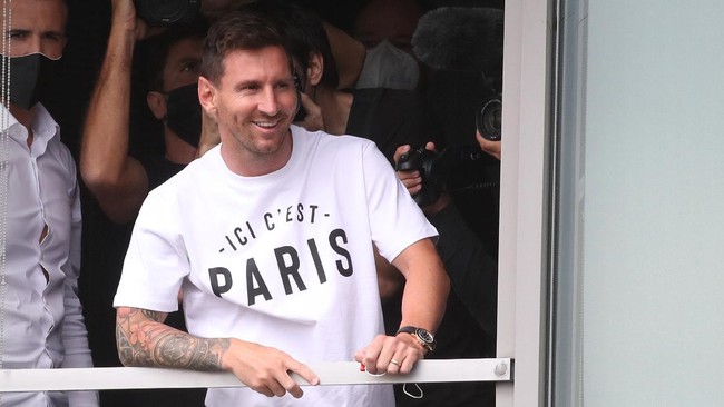 Tak lama setelah tiba di Paris, Lionel Messi langsung menuju rumah sakit American Hospital of Paris untuk menjalani tes medis dengan kawalan polisi.