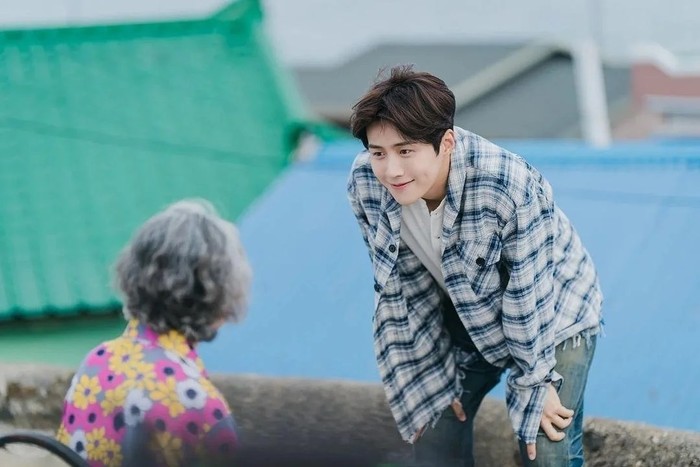 Tuan Hong juga merupakan sosok yang dekat dengan para warga desa dan selalu siap membantu mereka. Salah satu foto yang dirilis, menunjukkan Hong Du Shik sedang tersenyum tulus di hadapan seorang nenek. (Foto: Instagram.com/salt_ent)