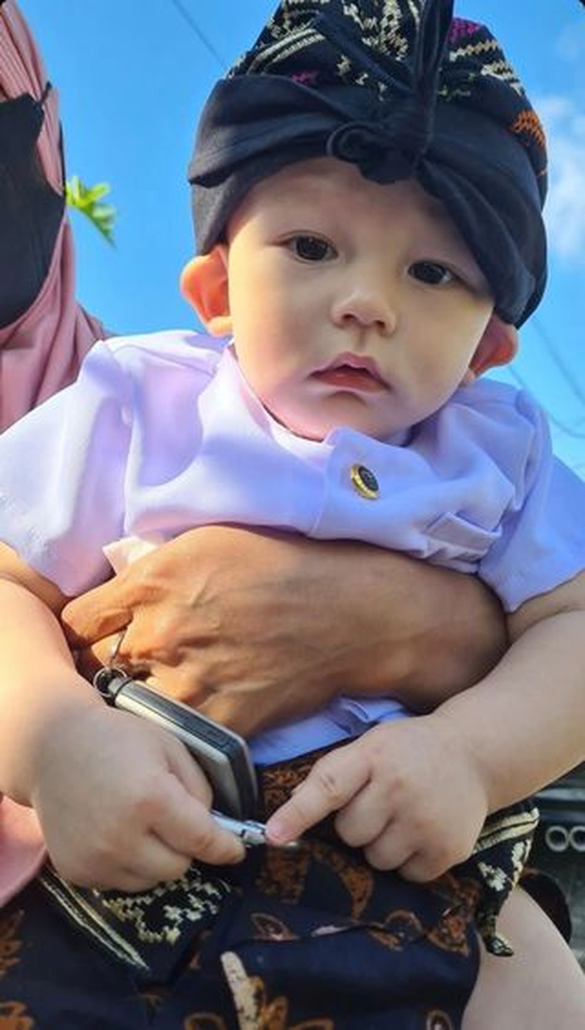 Fandy Christian melaksanakan upacara ngeruwak karena akan membangun rumah barunya untuk Dahlia Poland dan anak-anak&period; Yuk intip&excl;