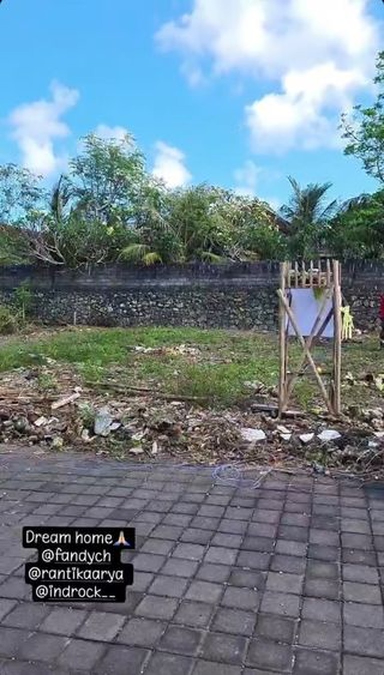 Upacara Ngeruwak Peletakan Batu Pertama Rumah Baru Fandy Christian Fandy Christian melaksanakan upacara ngeruwak karena akan membangun rumah barunya untuk Dahlia Poland dan anak-anak. Yuk intip!