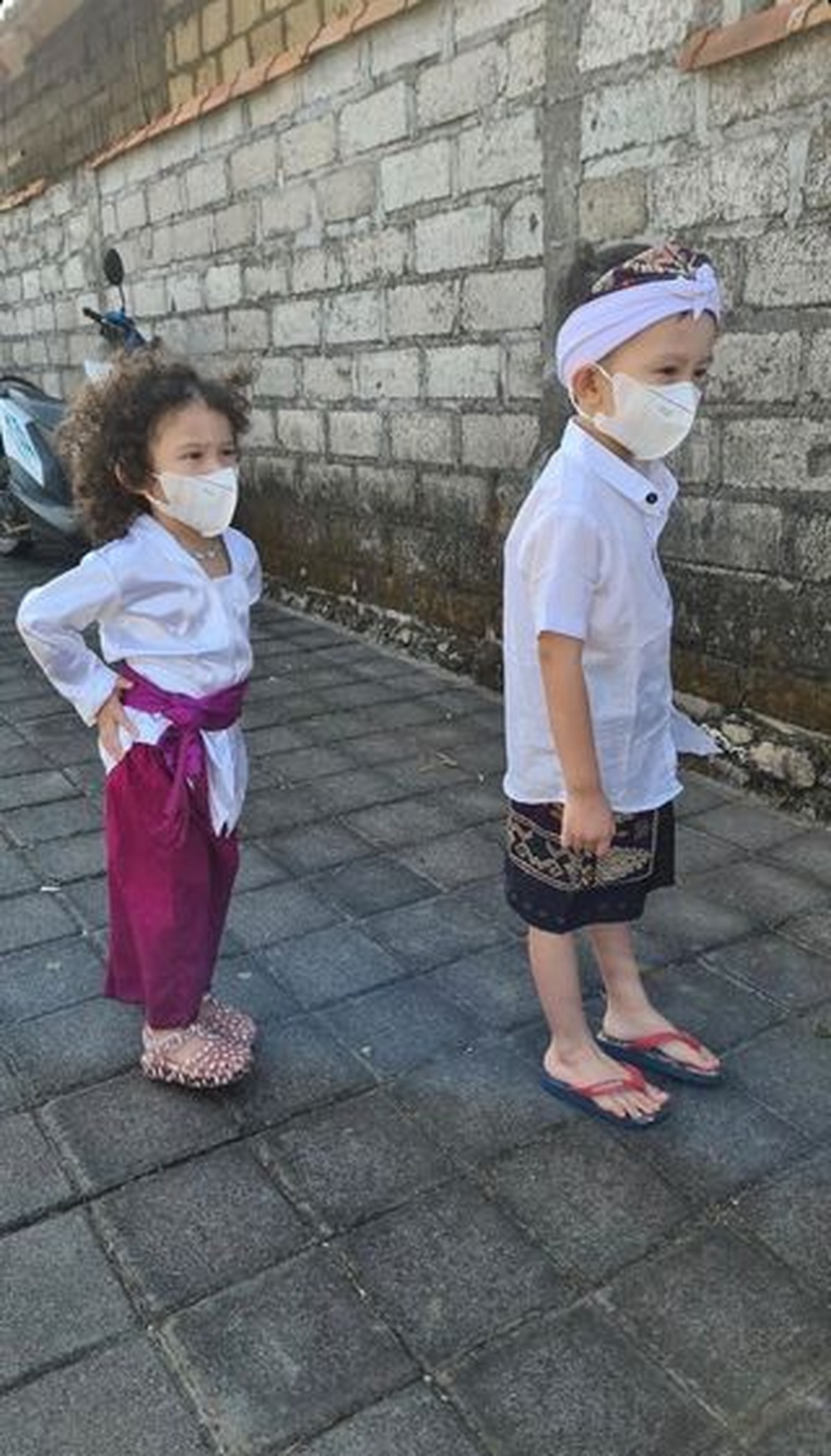 Fandy Christian melaksanakan upacara ngeruwak karena akan membangun rumah barunya untuk Dahlia Poland dan anak-anak&period; Yuk intip&excl;