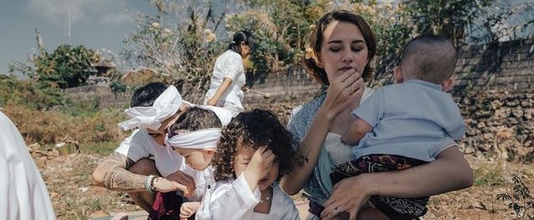 Upacara Ngeruwak Peletakan Batu Pertama Rumah Baru Fandy Christian Fandy Christian melaksanakan upacara ngeruwak karena akan membangun rumah barunya untuk Dahlia Poland dan anak-anak. Yuk intip!