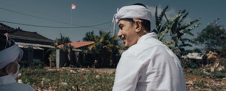 Upacara Ngeruwak Peletakan Batu Pertama Rumah Baru Fandy Christian Fandy Christian melaksanakan upacara ngeruwak karena akan membangun rumah barunya untuk Dahlia Poland dan anak-anak. Yuk intip!