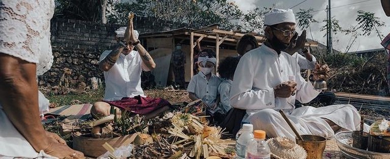 Upacara Ngeruwak Peletakan Batu Pertama Rumah Baru Fandy Christian Fandy Christian melaksanakan upacara ngeruwak karena akan membangun rumah barunya untuk Dahlia Poland dan anak-anak. Yuk intip!