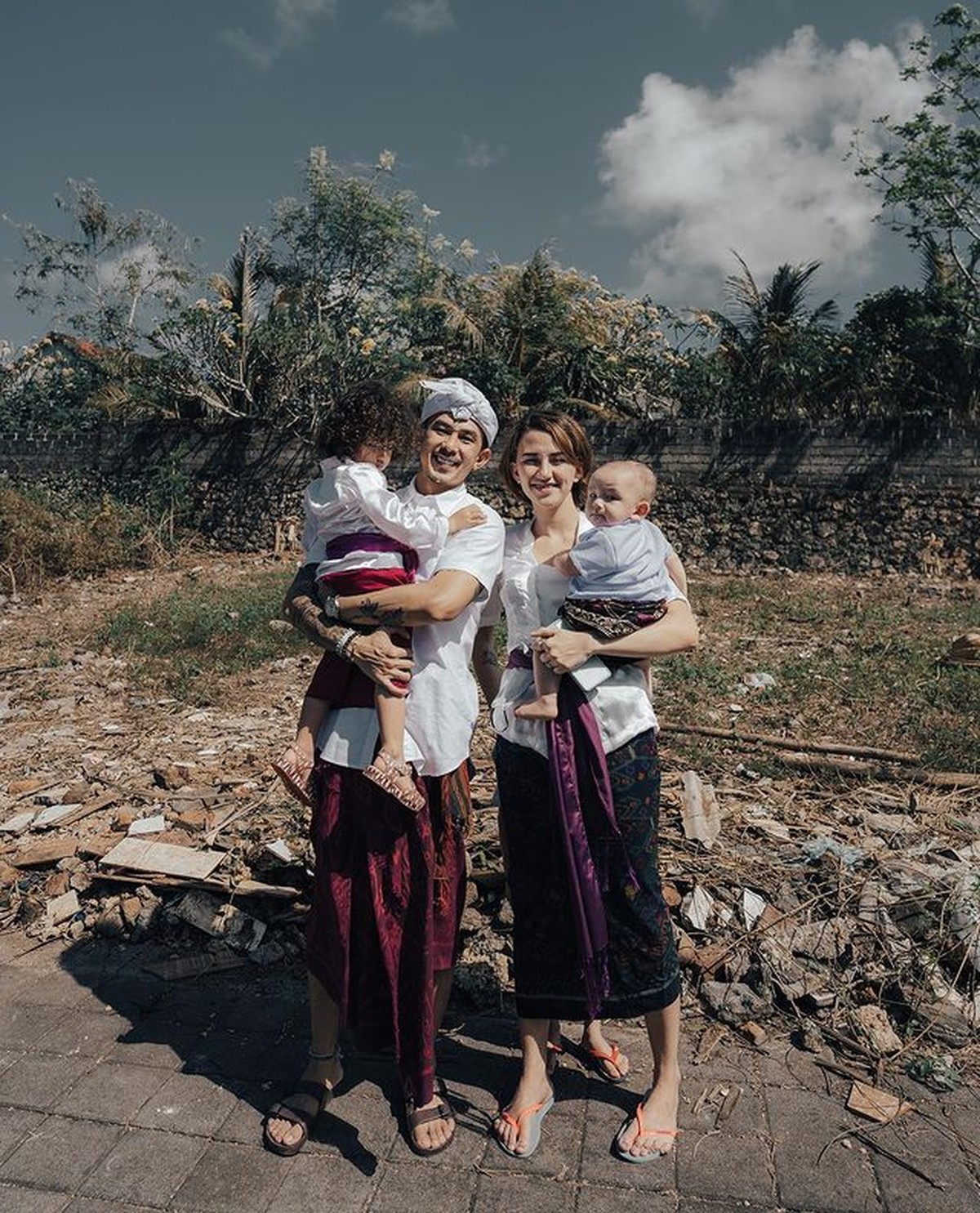 Fandy Christian melaksanakan upacara ngeruwak karena akan membangun rumah barunya untuk Dahlia Poland dan anak-anak&period; Yuk intip&excl;