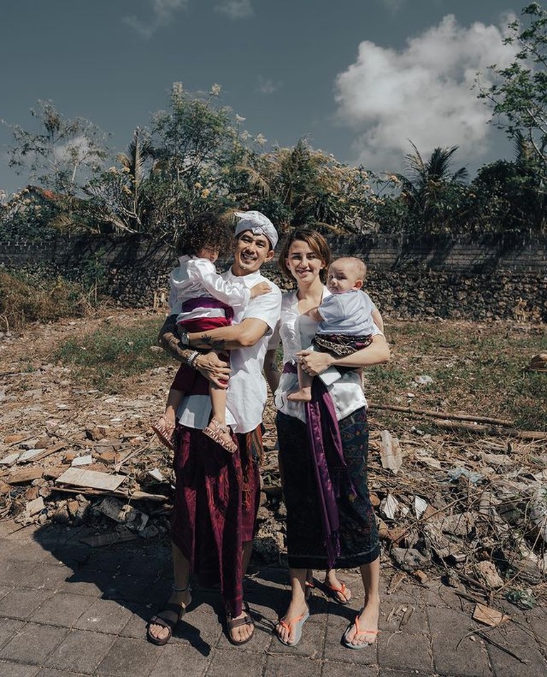 Fandy Christian melaksanakan upacara ngeruwak karena akan membangun rumah barunya untuk Dahlia Poland dan anak-anak. Yuk intip!