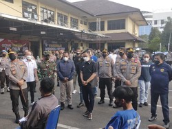 Ratusan Aremania Serbu Vaksinasi Merdeka Semeru