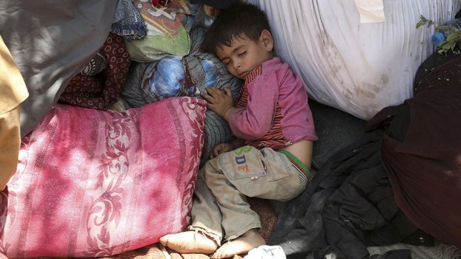 FOTO: Warga Afghanistan Kabur dari Cengkeraman Taliban