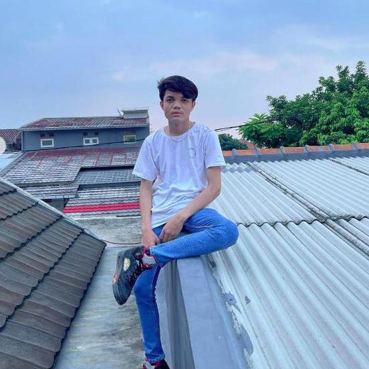 <p>Adam dan kekasih juga membuat single <em>Cinta Kita</em> yang video klipnya tayang di kanal YouTube milik ayahnya. (Foto: Instagram @adammysh_)</p>